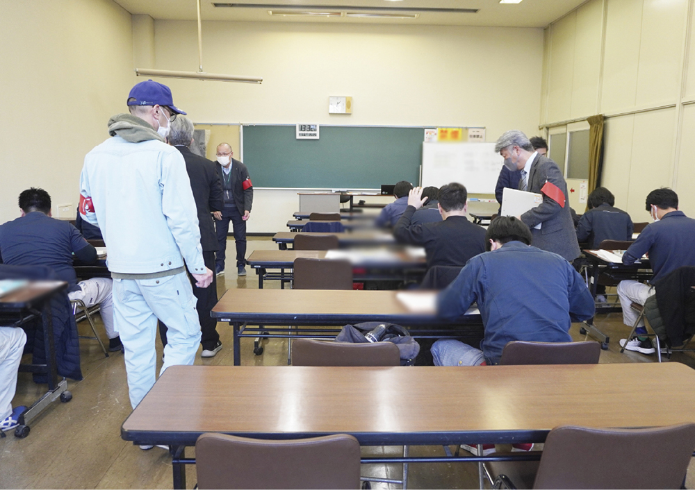 錠施工検定の学科試験の様子